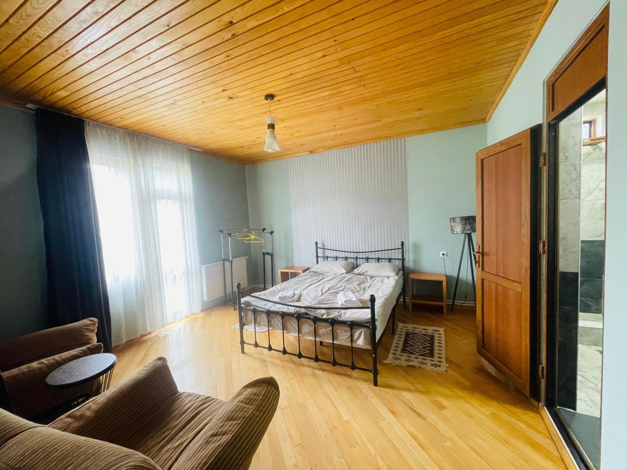 Manana Japaridze'S Guesthouse Mestia Exteriör bild